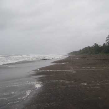 Het strand van Tortuguero bij slecht weer